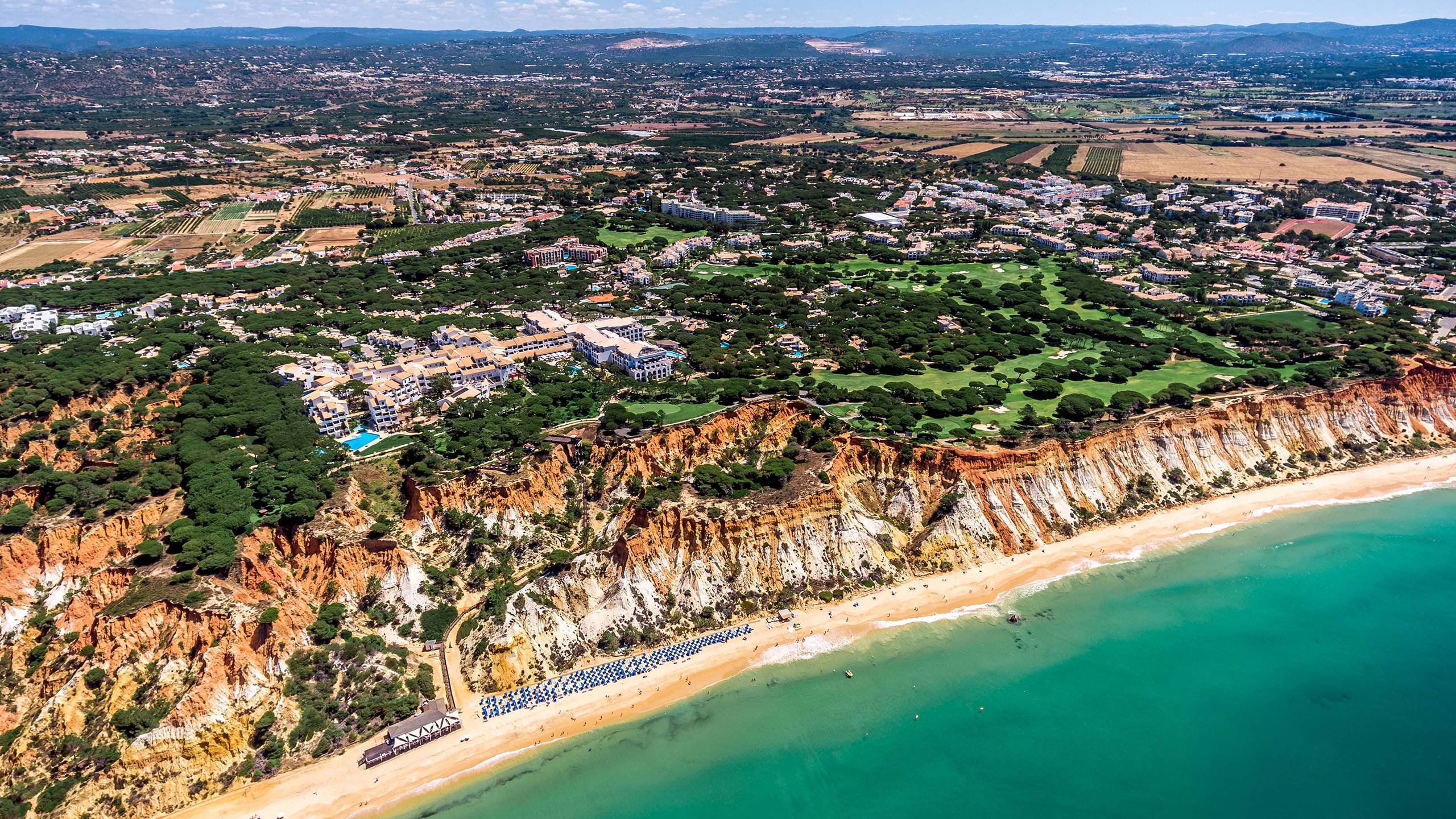 Nằm tại bãi biển xinh đẹp vùng Algarve.
